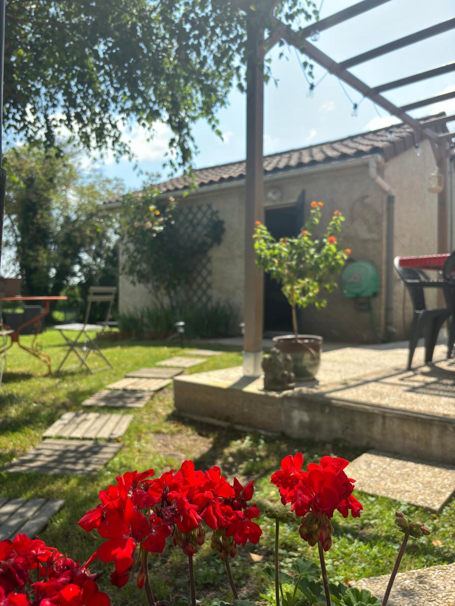 Studio En Auvergne Le Ruisseau Apartment Saint-Priest-Bramefant Exterior photo